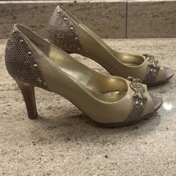 Like New! Anne Klein Nude Snakeskin Peep Toe Pumps - Picture 3 of 6